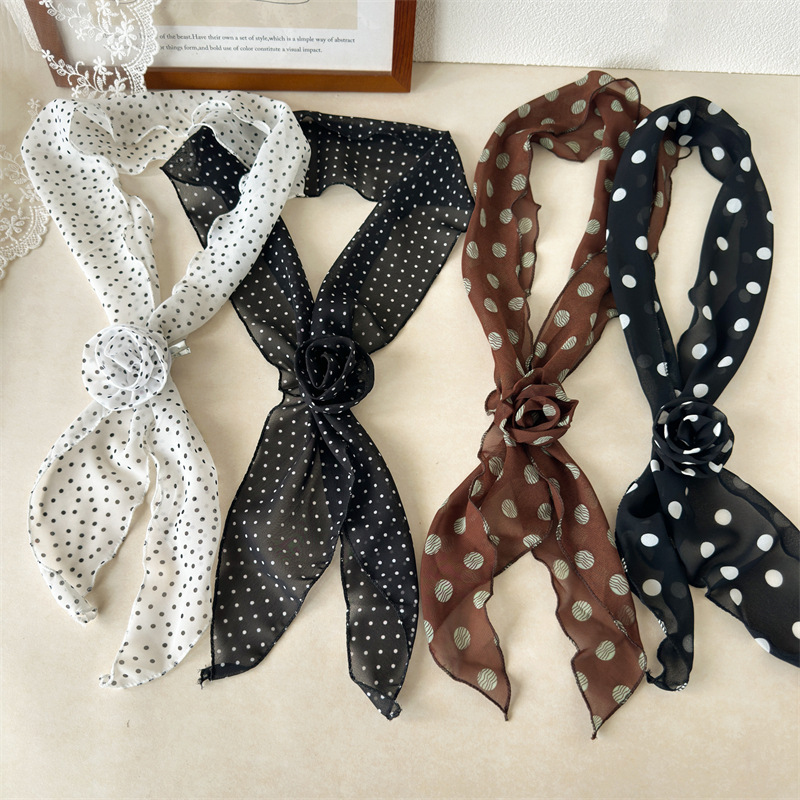 Travel Accessories For Young Women - Haarelastiekje van stippenstof met handgemaakt label,
